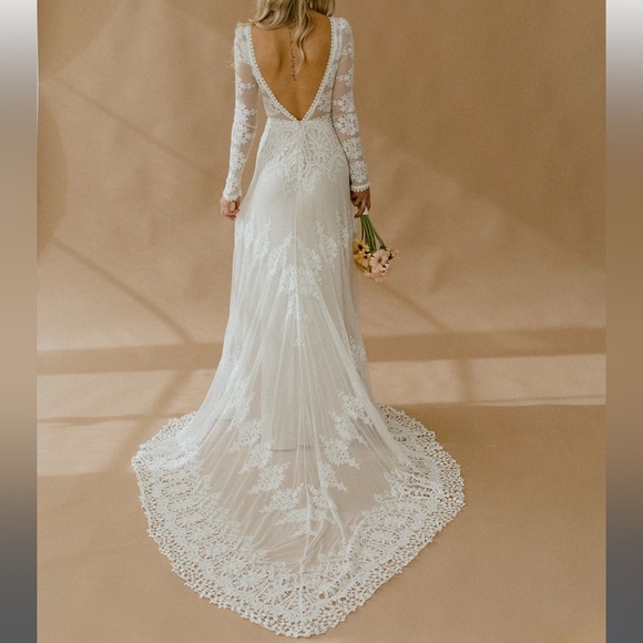 Dreamers and Lovers Lisa Lace Wedding Dress - Picture 2 of 9